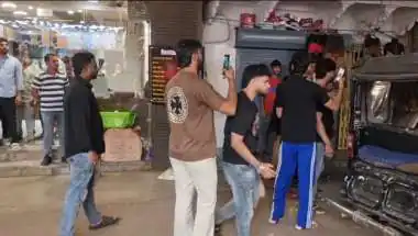 Late-Night Brawl Erupts Between Auto Driver and Pilgrims Near Ajmer's Delhi Gate
